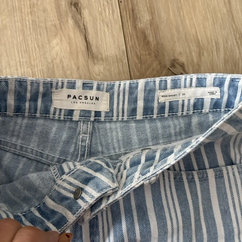 PacSun Los Angeles‎ Women's Mini Stripe Light Blue Cuffed Denim Mom Short 25